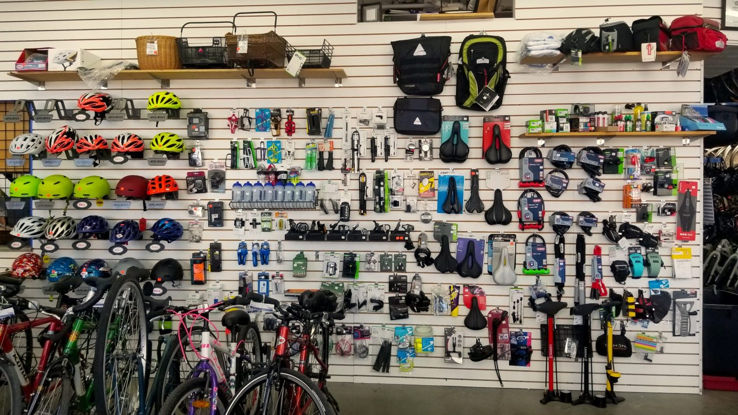 mur d'accessoires de vélos