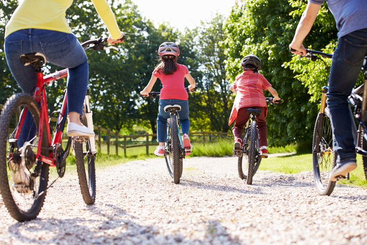 family of 4 bike ride 