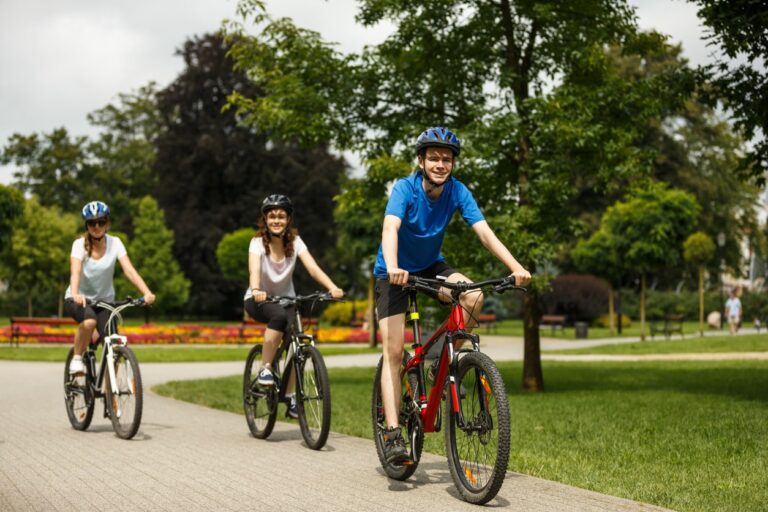 famille à vélo sur la rive sud