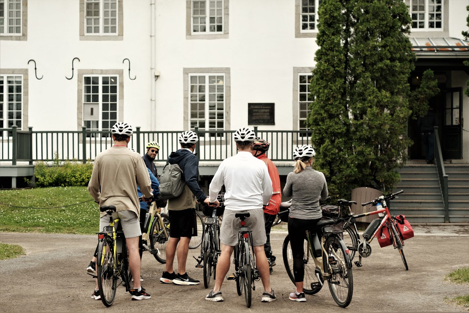 Cyclists in front of the Cyclo Services shop