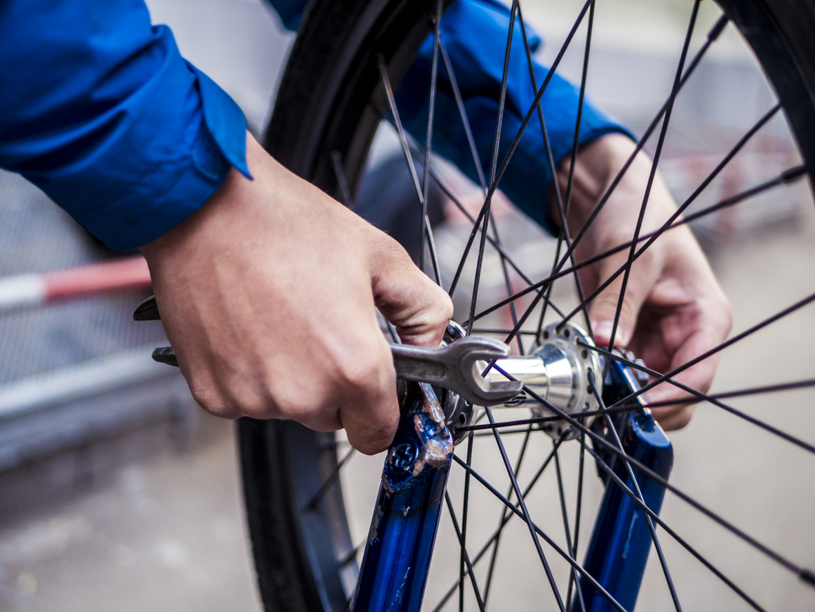 reparer son velo avant de partir en randonnee