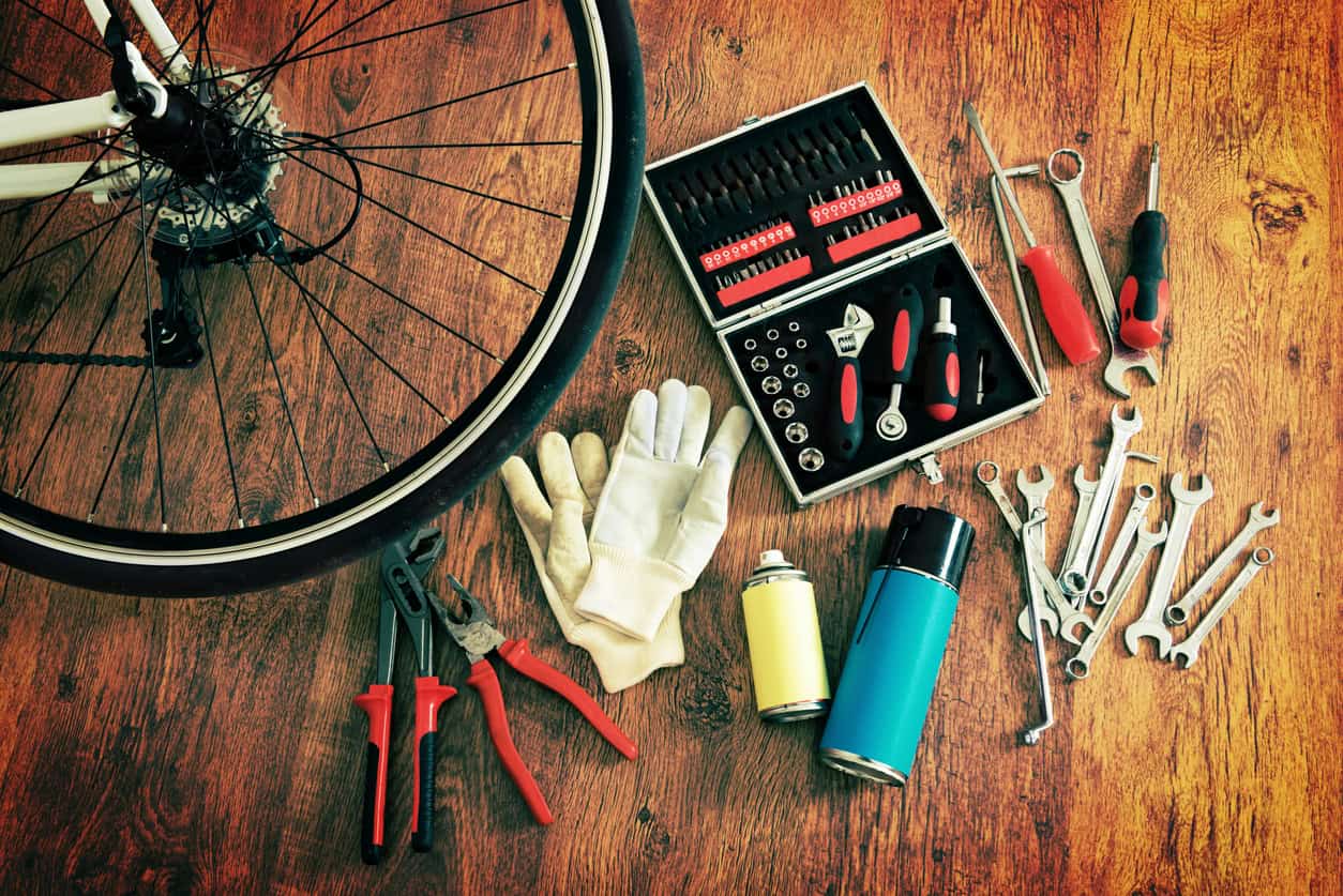 Cours de mécanique de vélo à l’atelier Cyclo Services