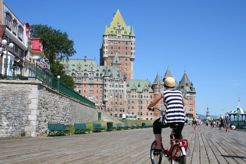 Vélo urbain à cadre col de cygne près du Château Frontenac, Québec