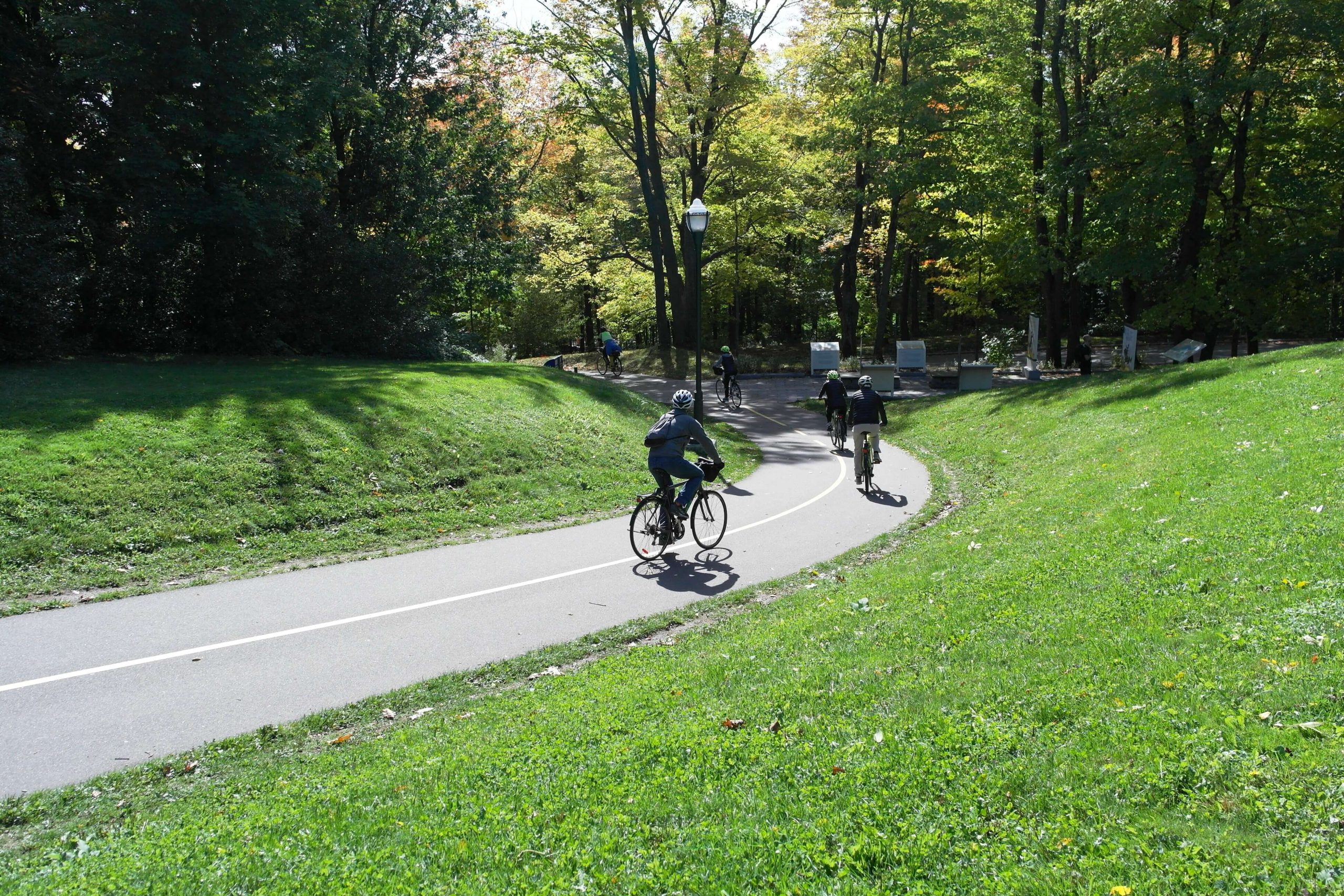 Cyclistes sur la piste qui descend la côte Gilmour