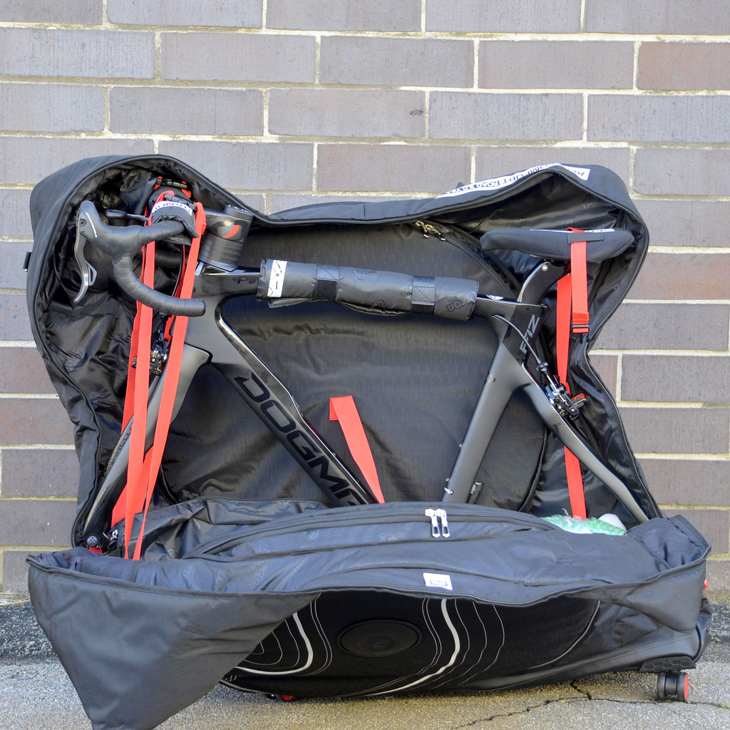 Vélo rangé dans une housse de transport pour l’avion
