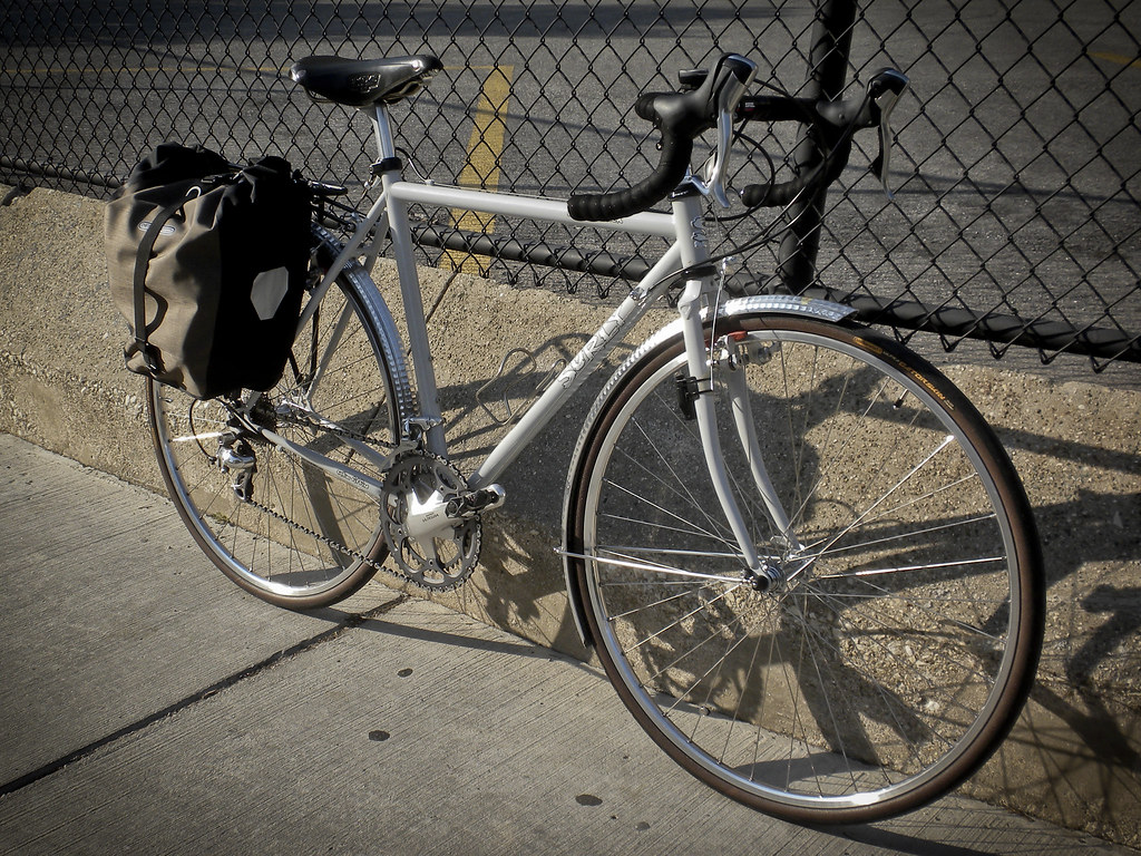 Vélo avec porte-bagages arrière et sacoche