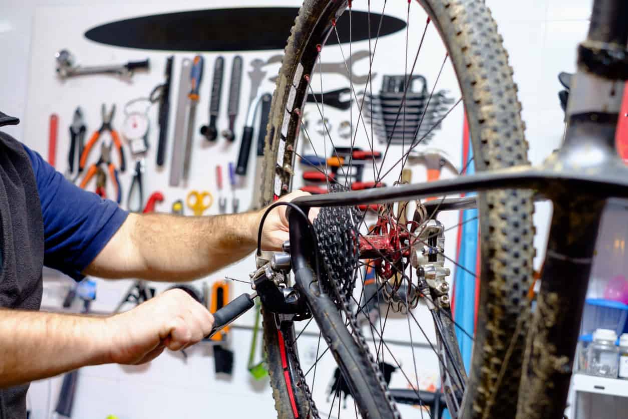 Entretien de vélo à l'atelier mécanique de Cyclo Services