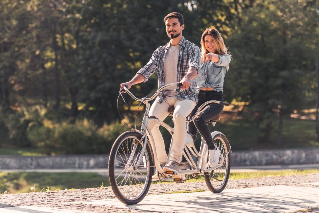 Un couple sur un velo tandem
